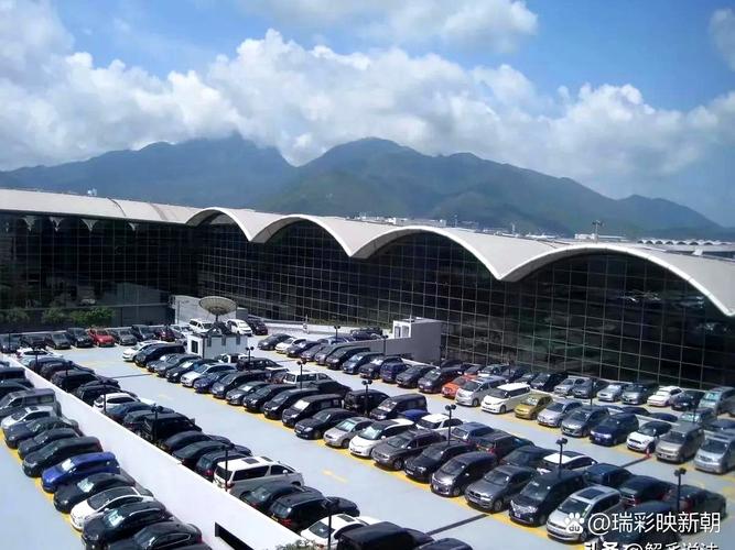 他把车开进停车场,马上到出口.闸机识别车辆后,他再回到停车场