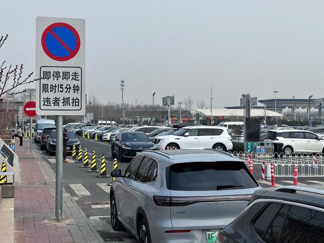 大兴机场高速服务区沦为"聪明人"免费停车场